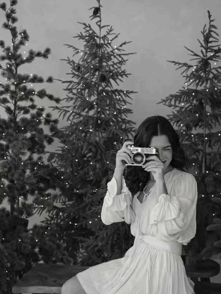 Sofía con su cámara, en blanco y negro