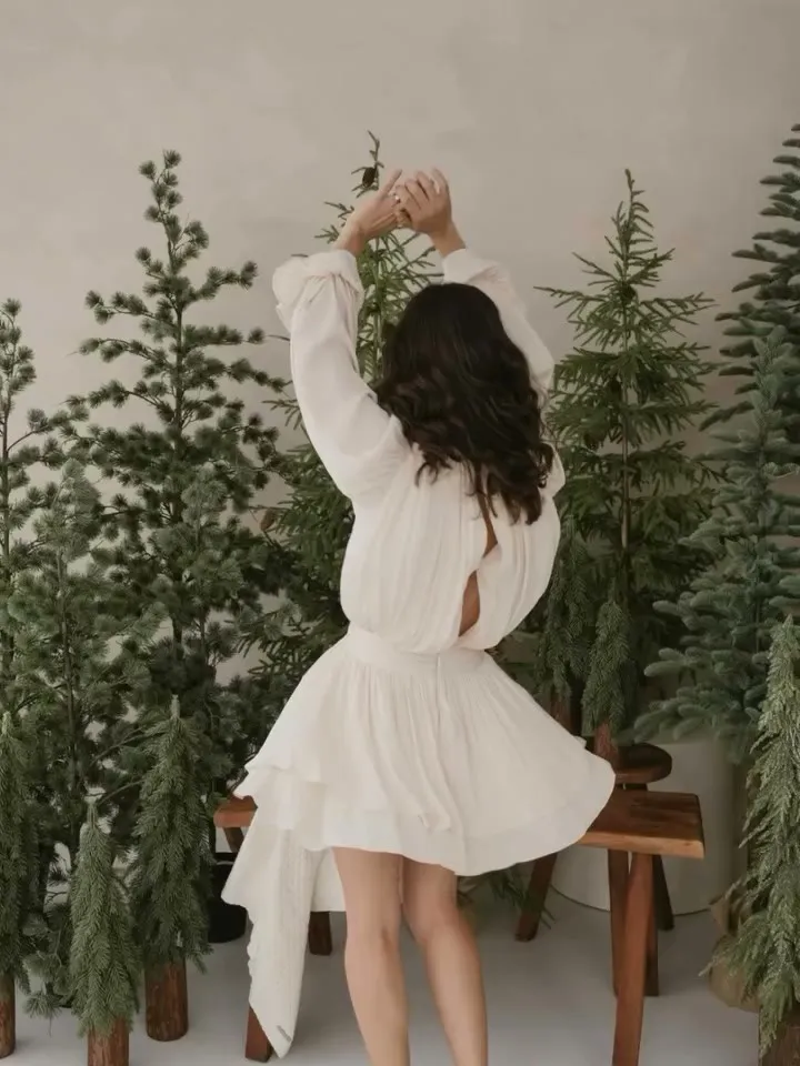Sofía girando entre los pinos